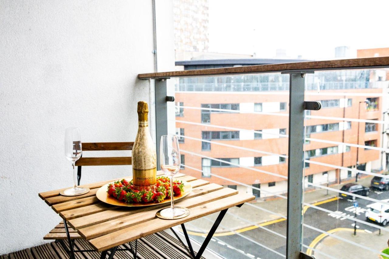 Stylish 4Th Floor 2 Bedroom En Suite City Centre Apartment With Parking By Azura Nights Birmingham Dış mekan fotoğraf