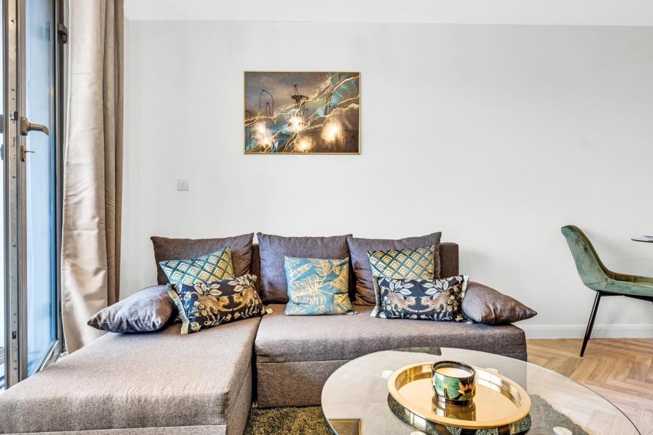 Stylish 4Th Floor 2 Bedroom En Suite City Centre Apartment With Parking By Azura Nights Birmingham Dış mekan fotoğraf